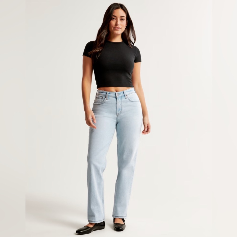 Abercrombie & Fitch Curve Love Long Mid Rise 90s Straight Jean in Light